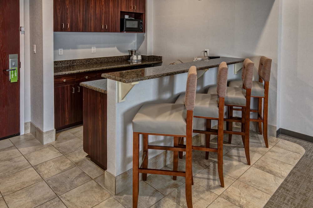 King Hospitality Suite with Stand Up Shower - Photo 4