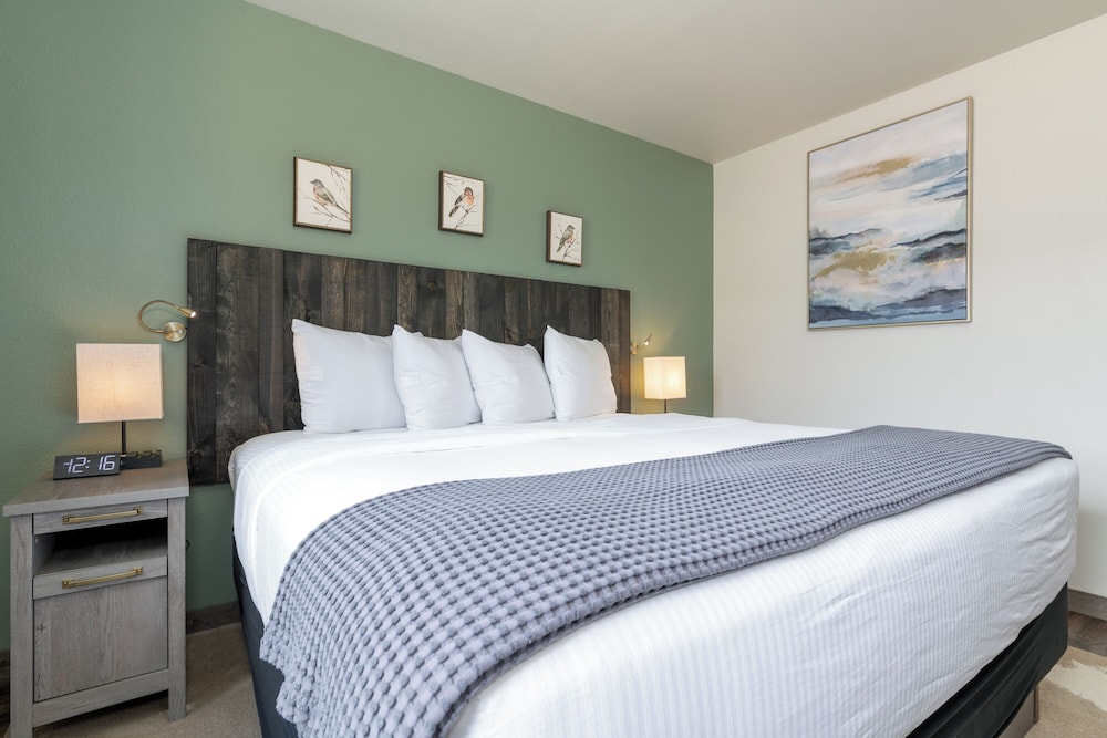 Deluxe Suite, 1 King Bed With Sofa Bed, Kitchenette, Mountain View