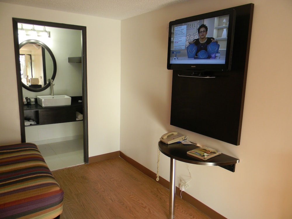 Room, 1 King Bed, Non Smoking, Kitchenette - Photo 2