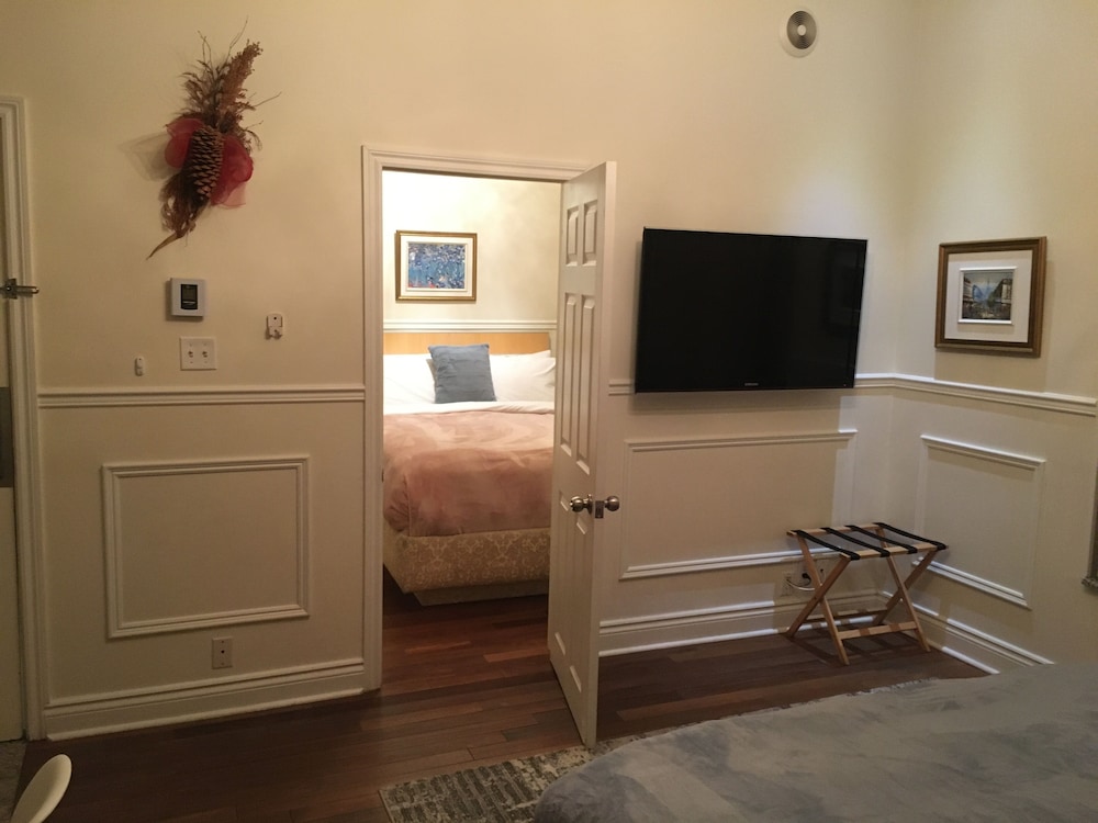 Two Room with 1 King Bed and 1 Queen Bed