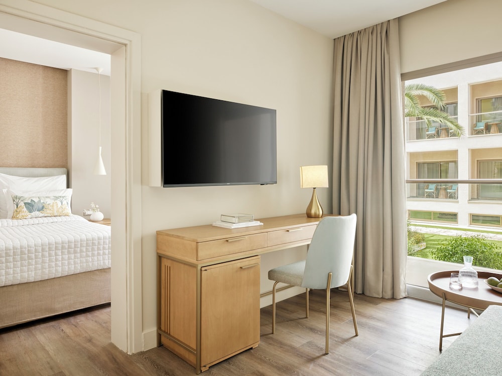 Family Room Garden/ Resort View