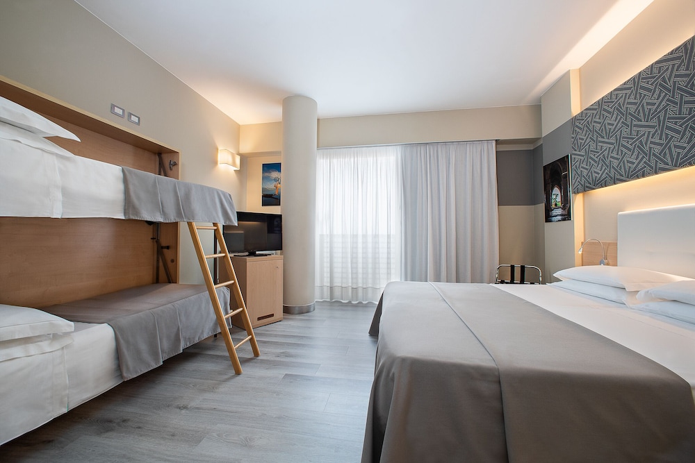Classic Quadruple Room - Photo 1