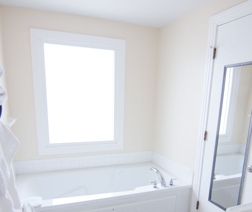 Deluxe Room with King Bed, Limited Ocean View, Balcony and Whirlpool Spa Tub photo 3