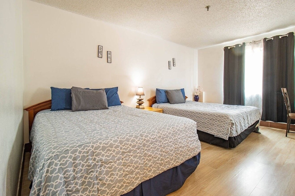 Classic Room, 2 Queen Beds photo 2