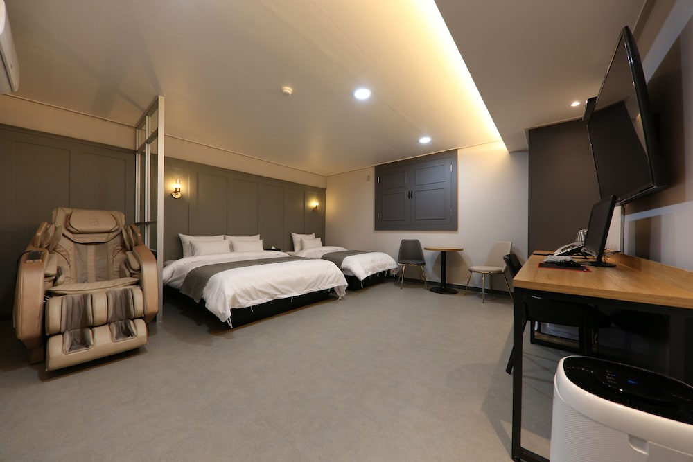 Suite (Massage Chair) - Photo 1