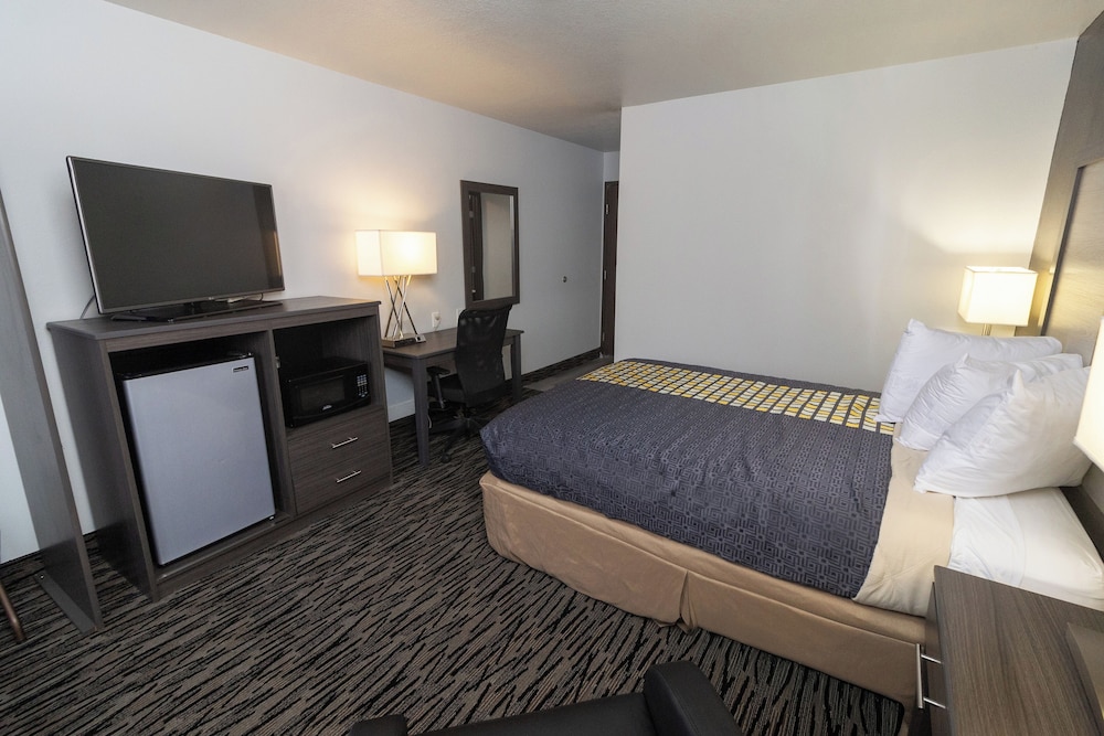 Standard Room, 1 Queen Bed, Non Smoking - Photo 5