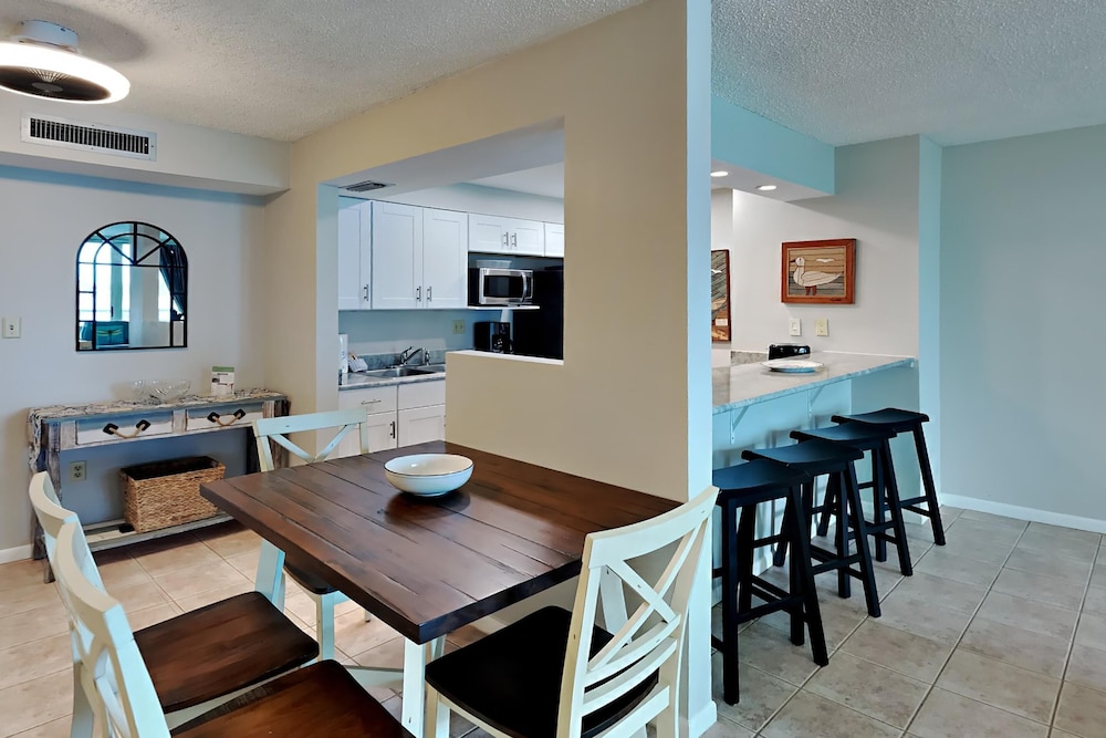 Condo, 1 King Bed with Sofa bed, Balcony, Pool View (#1B - No Pets) photo 3