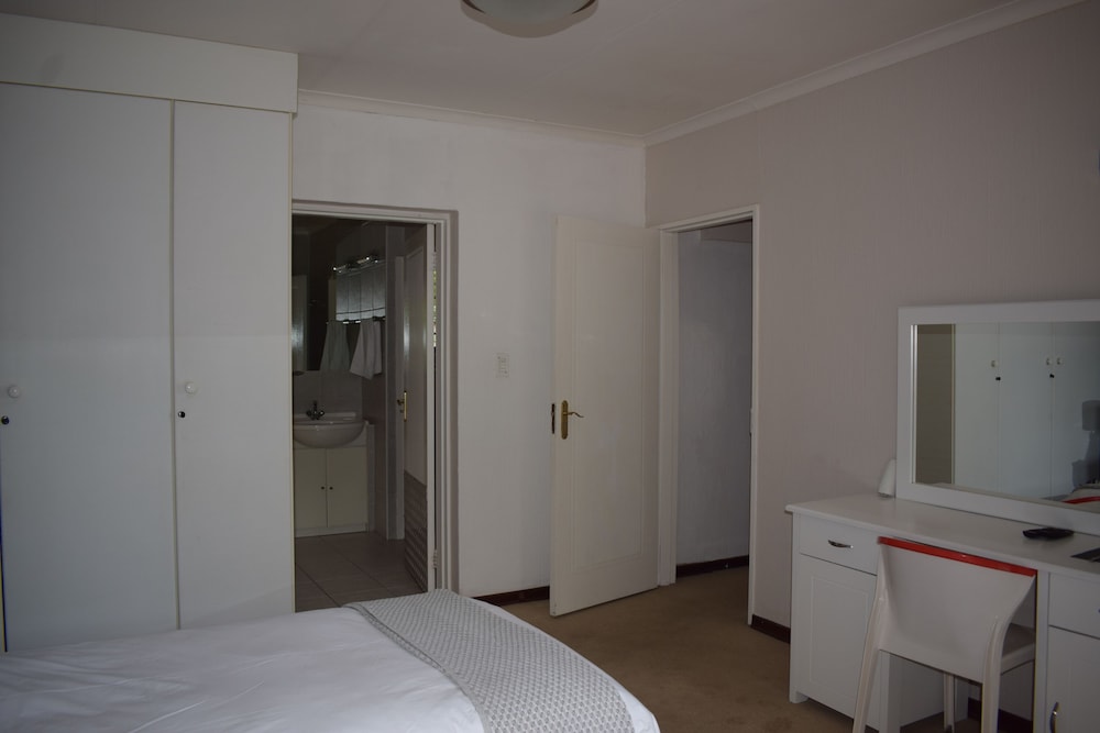 Classic Twin Room, 2 Twin Beds, Pool Access, Pool View photo 2