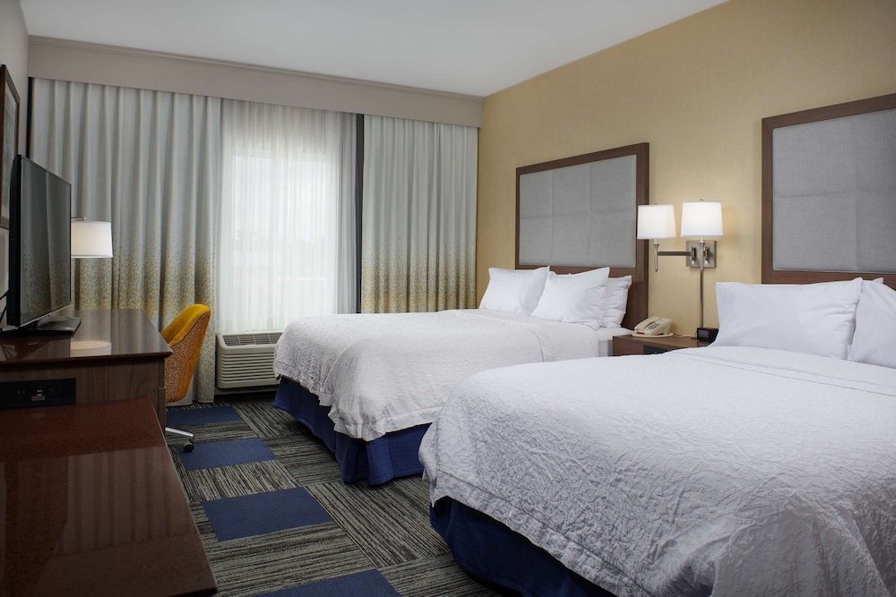Room, 2 Queen Beds, Accessible (Hearing accessible & Roll-in shower)