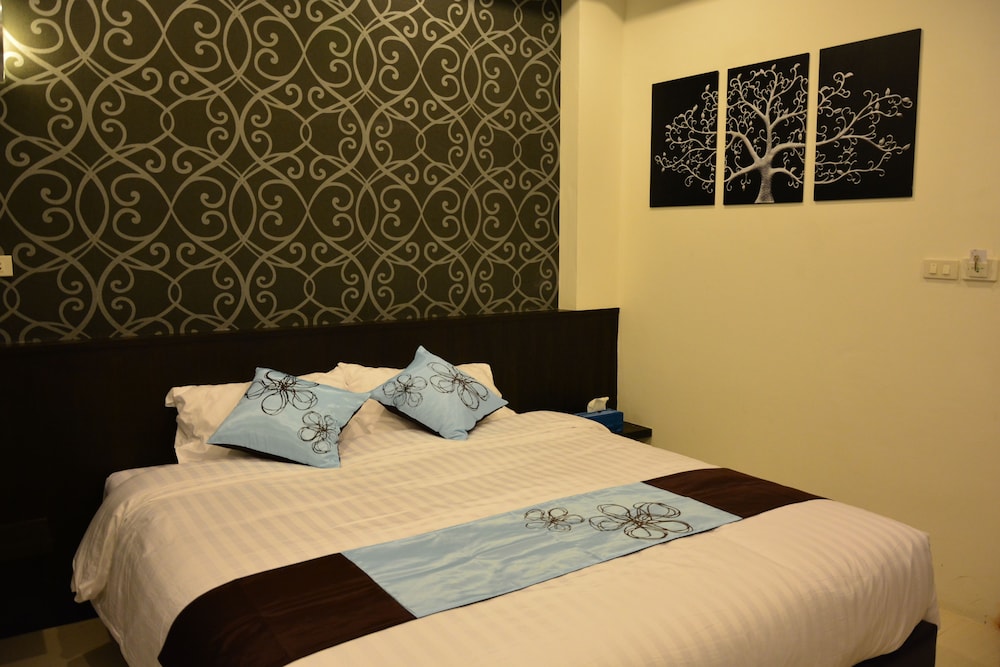 Superior Queen Bed photo 3