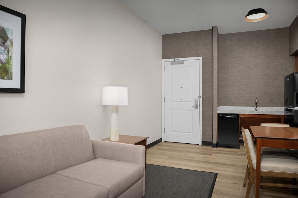 Suite, 1 Bedroom (Mobility/Hearing Access, Roll-In Shwr)