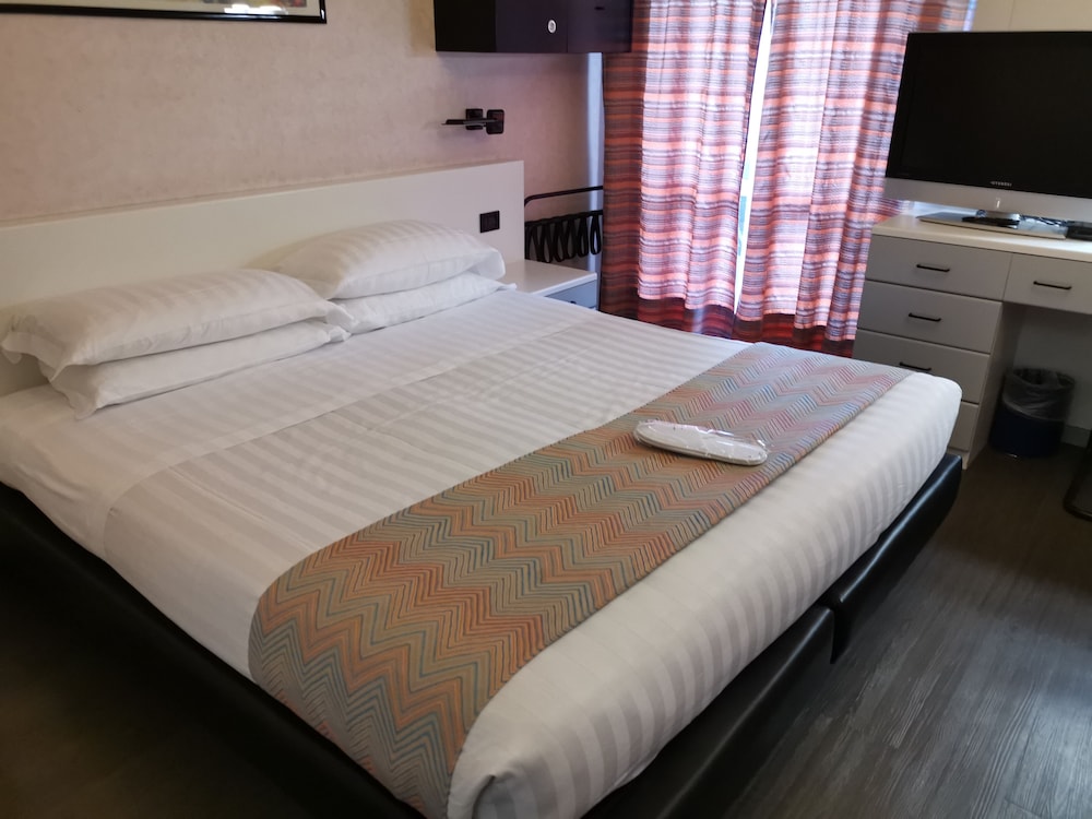Standard Double Room Single Use photo 3