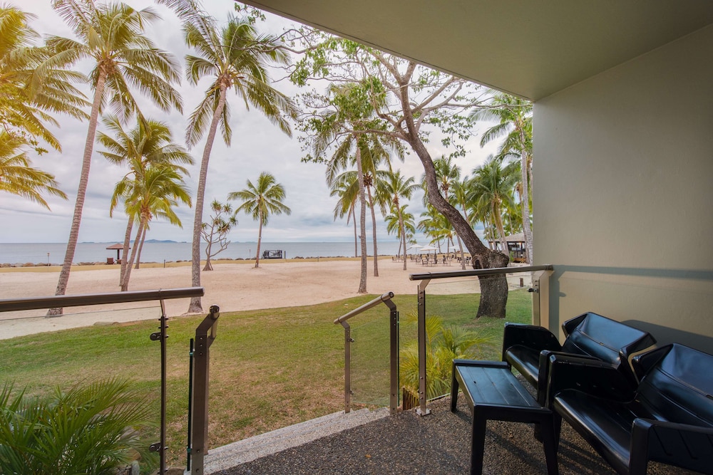 Room, 2 Queen Beds, Balcony, Beachfront photo 3