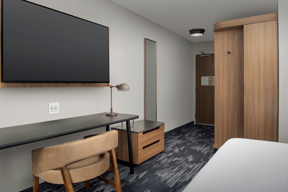 Room, 1 King Bed (Mobility Accessible, Roll-In Shower) - Photo 2