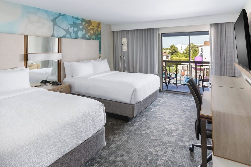 Queen Room with Two Queen Beds, Balcony and Pool View - Hearing Accessible