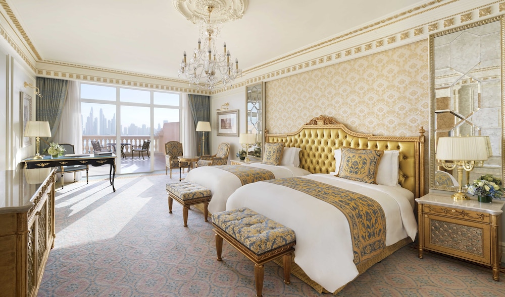 Raffles, Club Room, 1 King Bed, Balcony