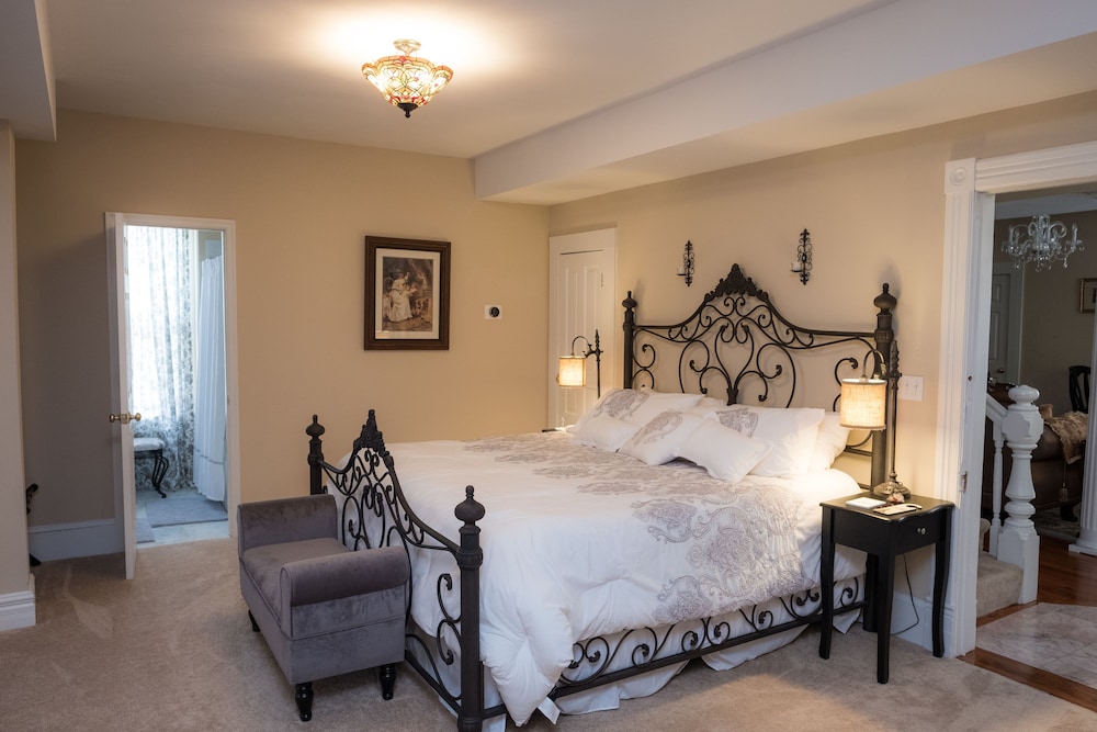 Standard Suite, 1 King Bed, Bathtub