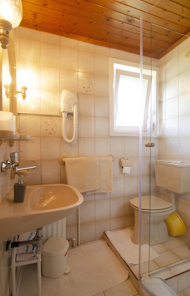 Family Room, Shared Bathroom photo 3
