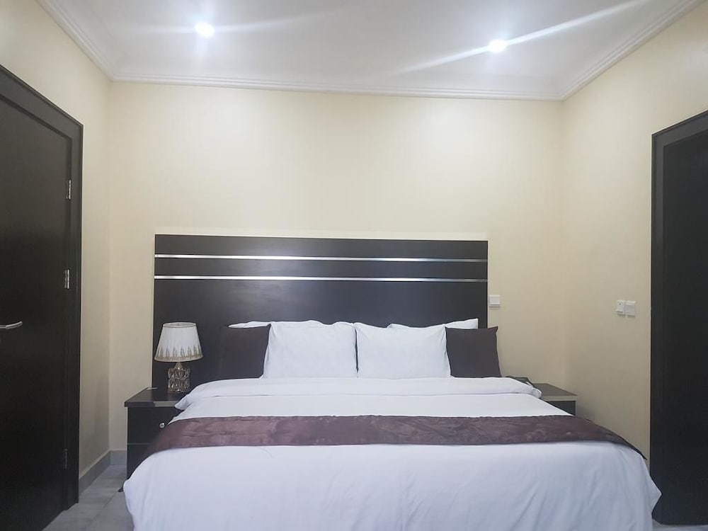Executive Room, 1 Queen Bed, Non Smoking, Pool View photo 3