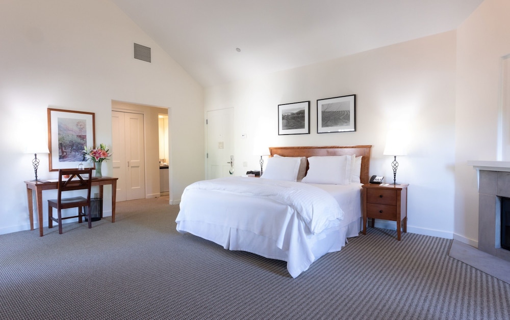 Deluxe Room, 1 King Bed, Courtyard View - Photo 4