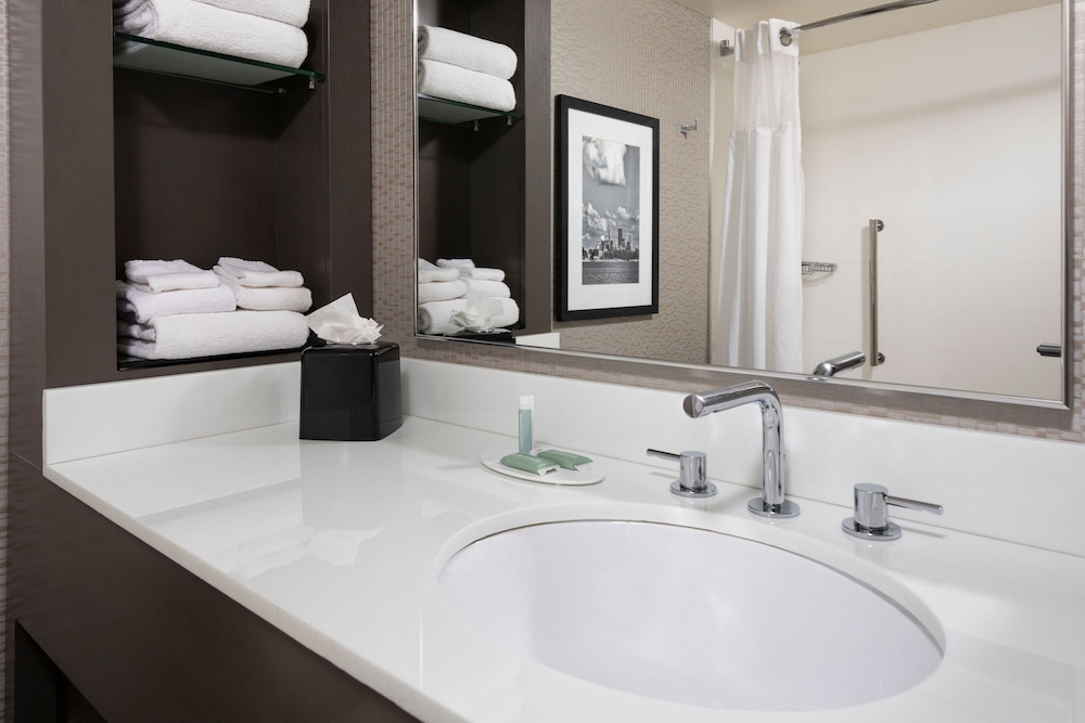 Suite, 1 Bedroom - Photo 1