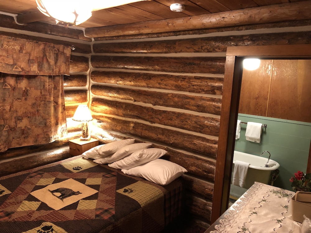 Hotel, Madison Lake (15), Queen, Private Bath, Bathtub,  No Child -5, Shared TV, MW, F, No Roll-away photo 1