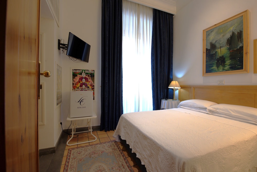 Small Double Room Street View photo 2