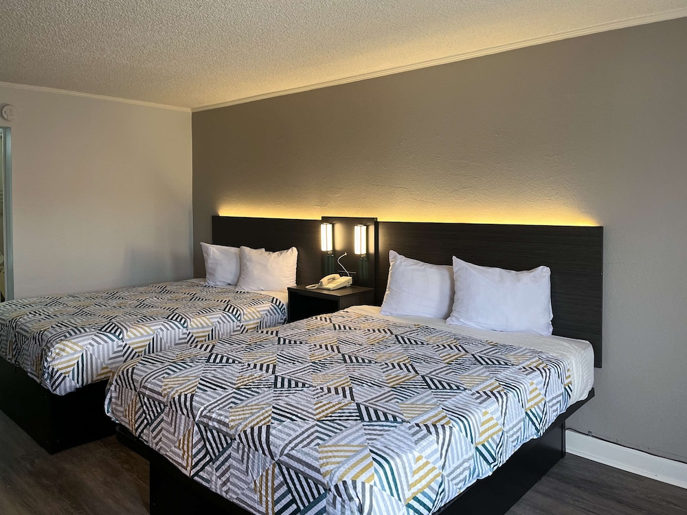 Standard Room, 2 Queen Beds, Non Smoking, Refrigerator & Microwave photo 2