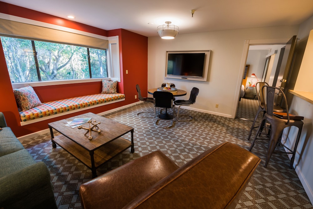 Deluxe King Suite Forest View - Photo 5