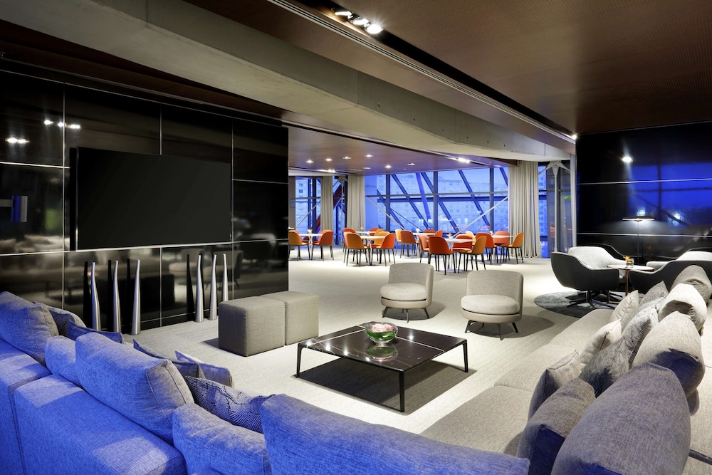 Club Room, 2 Twin Beds, City View thumbnail 6