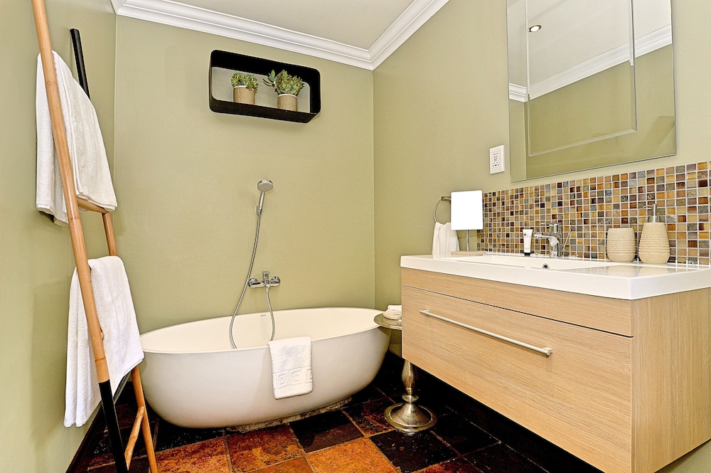 Classic Suite, 1 King Bed photo 2