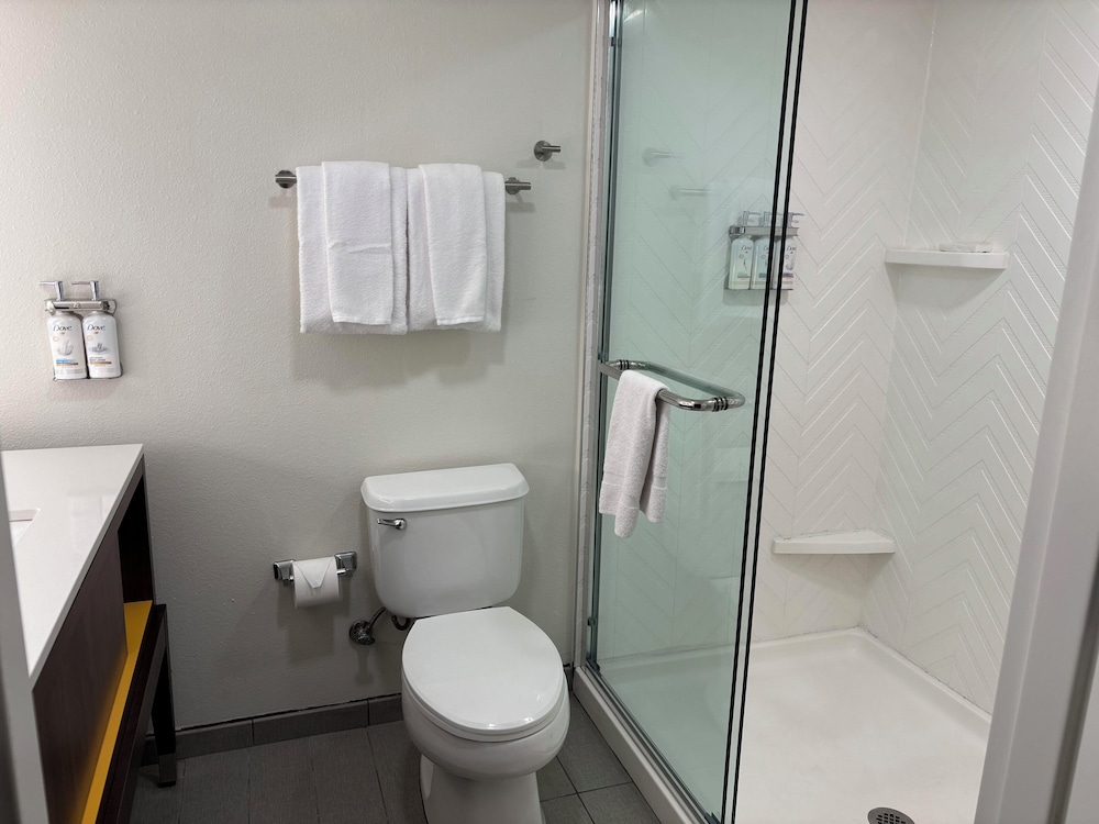Premium Room, 1 King Bed - Photo 2
