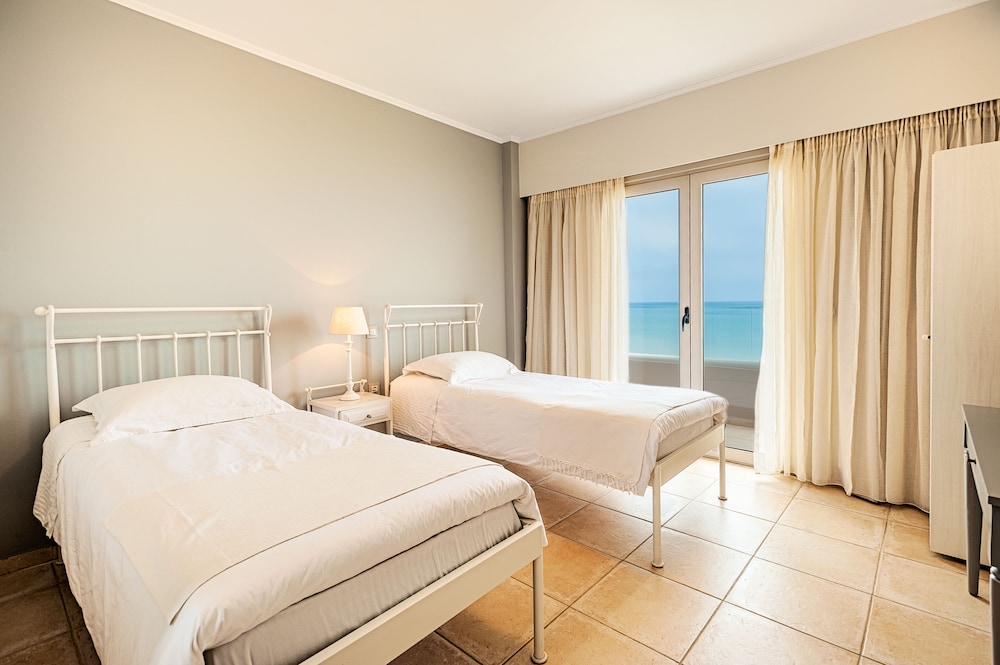 Apartment, 2 Bedrooms, Beachfront photo 2