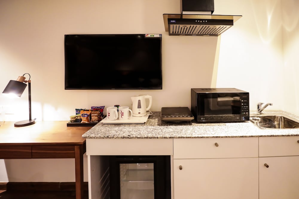 Deluxe Suite with Private Terrace - Photo 9