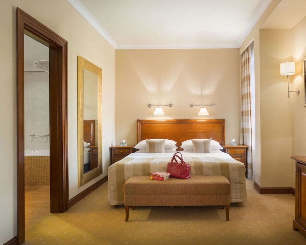 Executive Room, 1 King Bed with Sofa bed (with Sofabed) - Photo 2