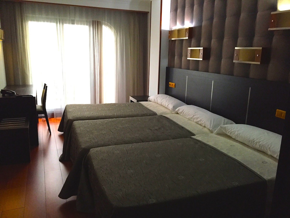 Habitación Triple, Vista parcial al mar
