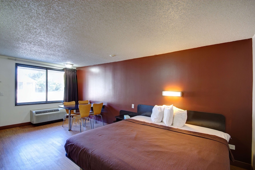 Room, 1 King Bed, Non Smoking, Kitchenette - Photo 3