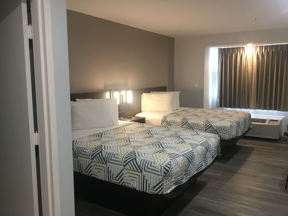 Superior Room, 2 Queen Beds, Non Smoking photo 3