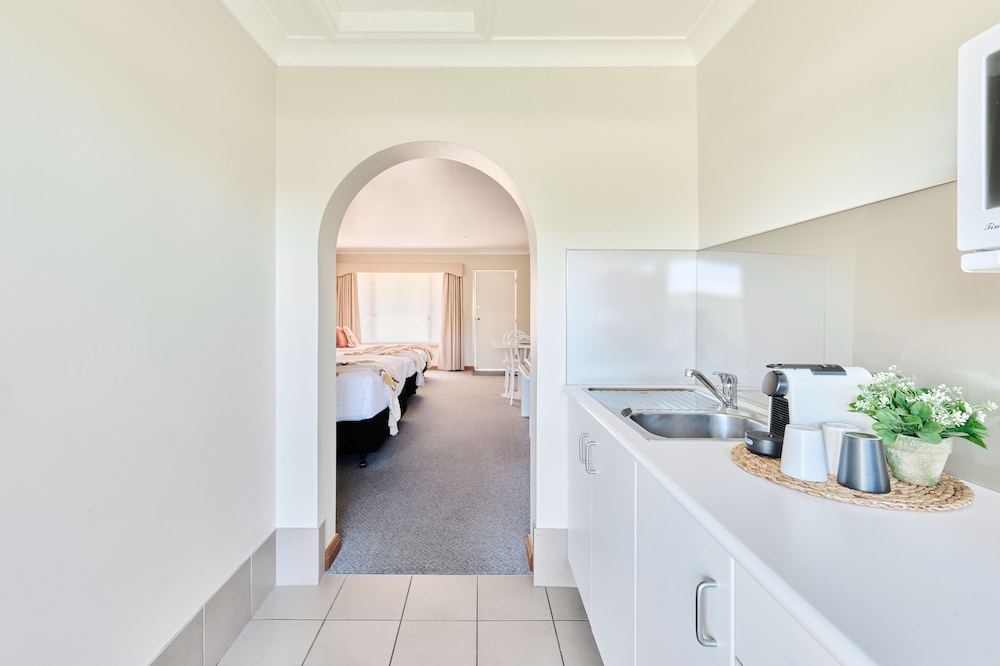 Standard Suite, 1 Bedroom, Non Smoking, Kitchenette (Balcony View 3 night min) photo 3