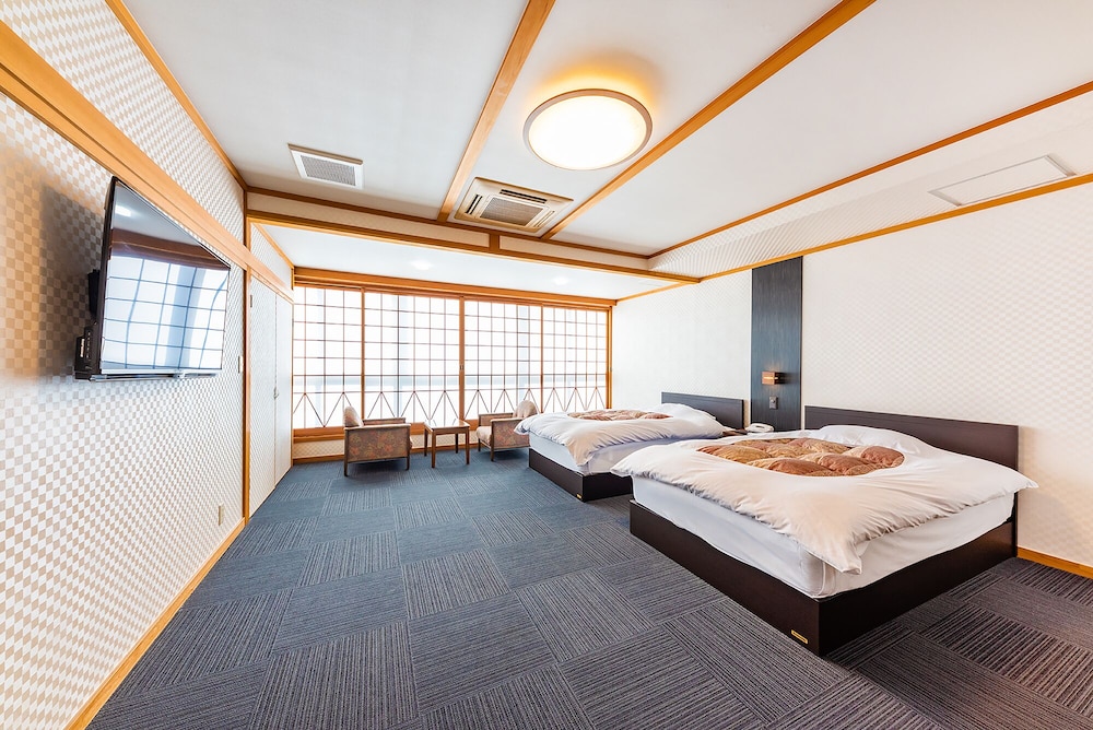 Japanese Western-Style Room (2 Single Beds and 4 Japanese Futon)