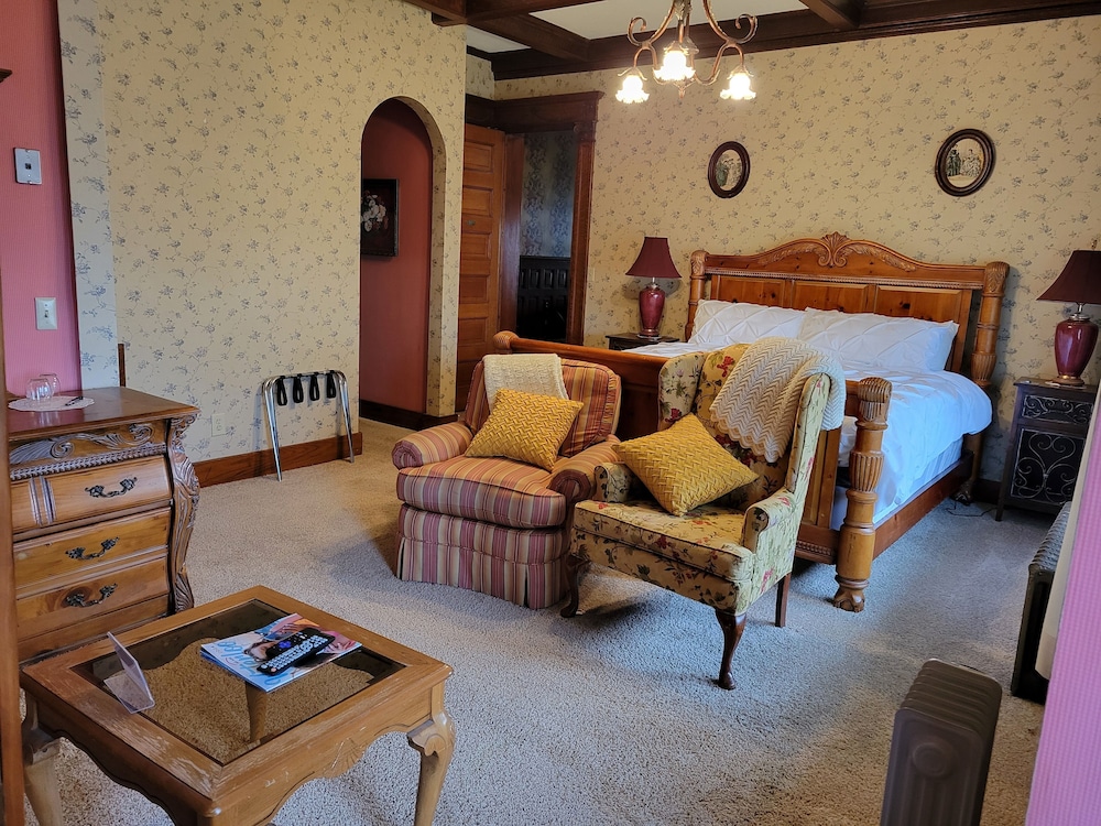 Grand Studio Suite, 1 King Bed, Non Smoking, Private Bathroom photo 3