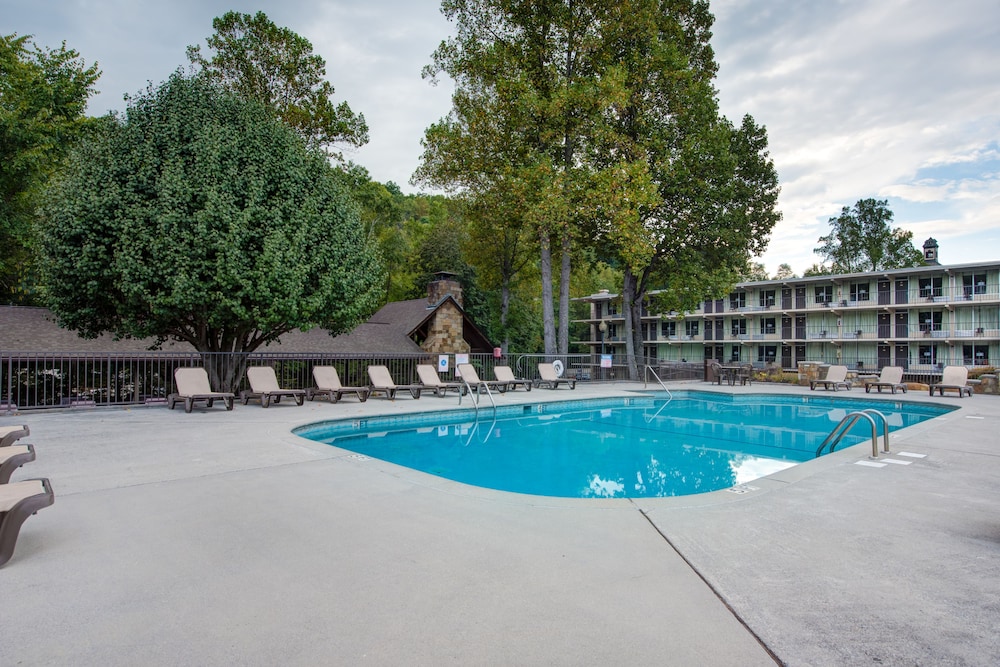 Standard Room, 2 Queen Beds (Poolside) - Photo 7