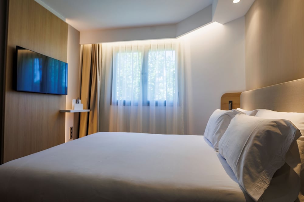 Standard Room, 1 Queen Bed, Accessible photo 3
