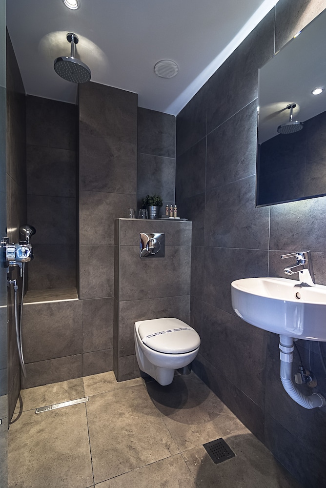 Double or Twin Room with Balcony - Photo 8