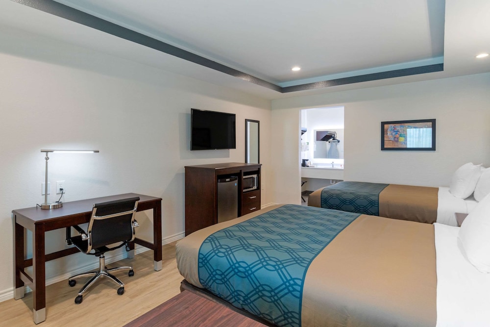 Standard Room, 2 Queen Beds, Non Smoking - Photo 7