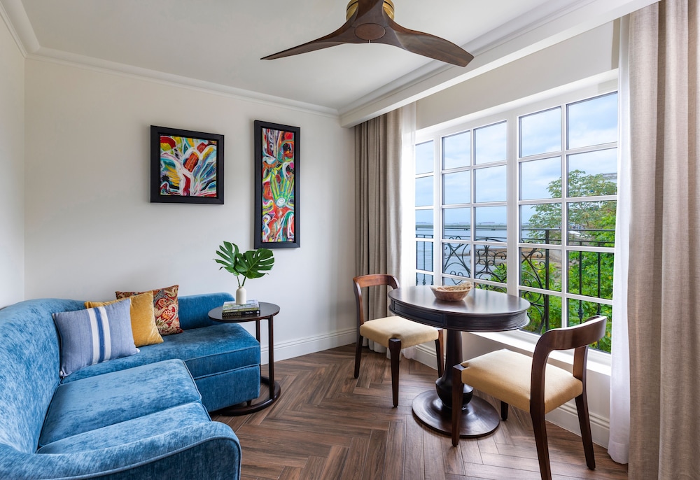 Luxury 1 Queen, Historic View
