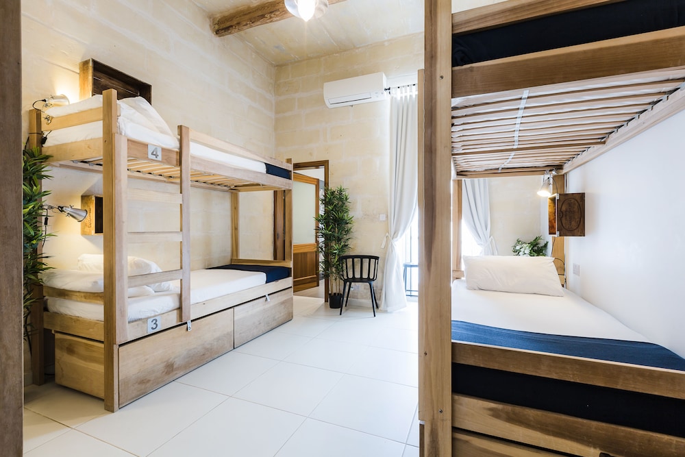 Bed in 6 Beds Superior Dormitory, Ensuite photo 3
