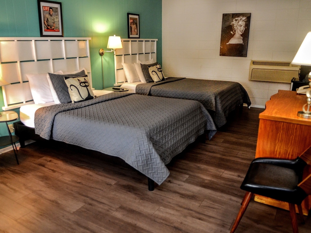Deluxe Quadruple Room, Ensuite (Deluxe Double Queen) photo 1