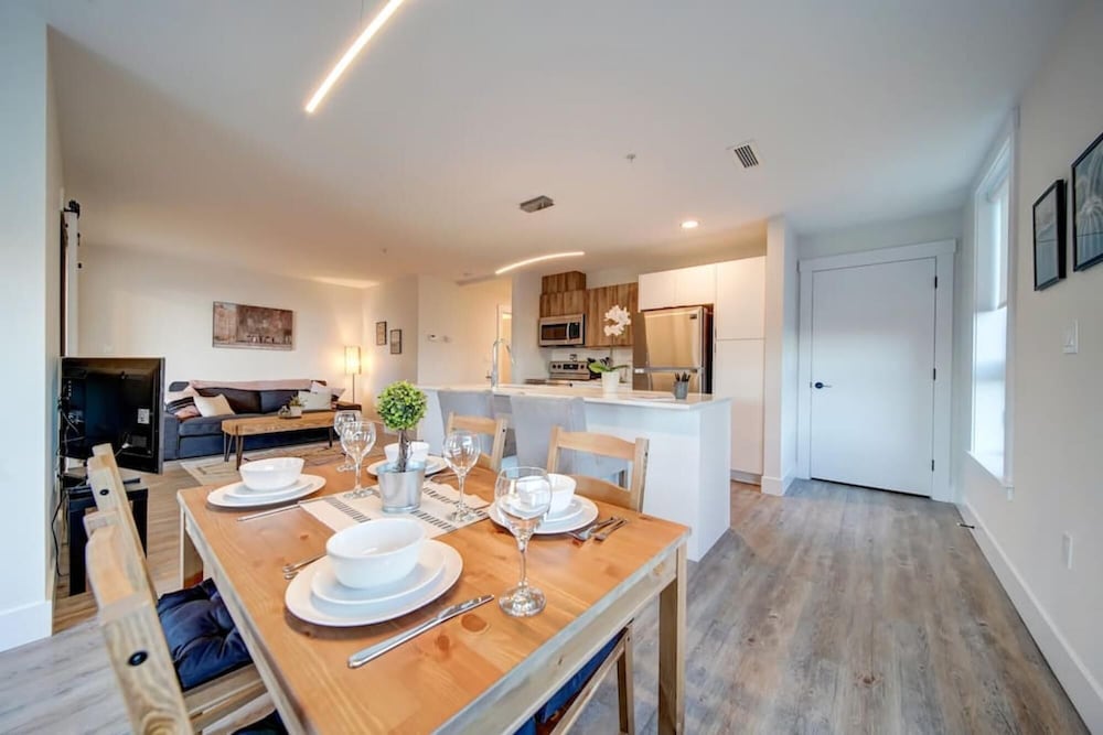 Stylish Modern Condo w Parking Location Coffee, Foto 25