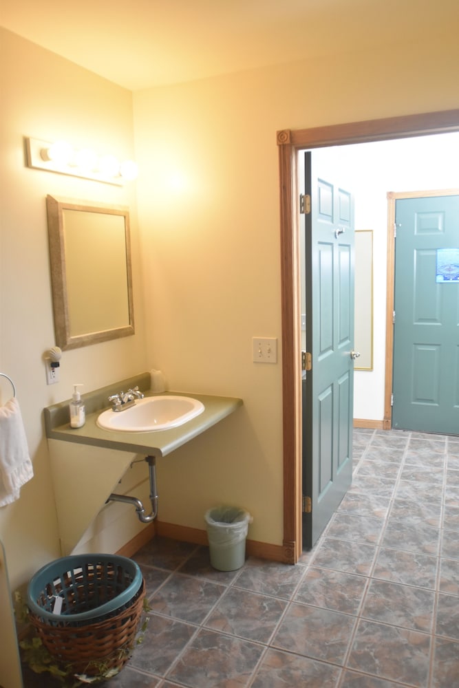 Deluxe Single Room, 1 Queen Bed photo 3